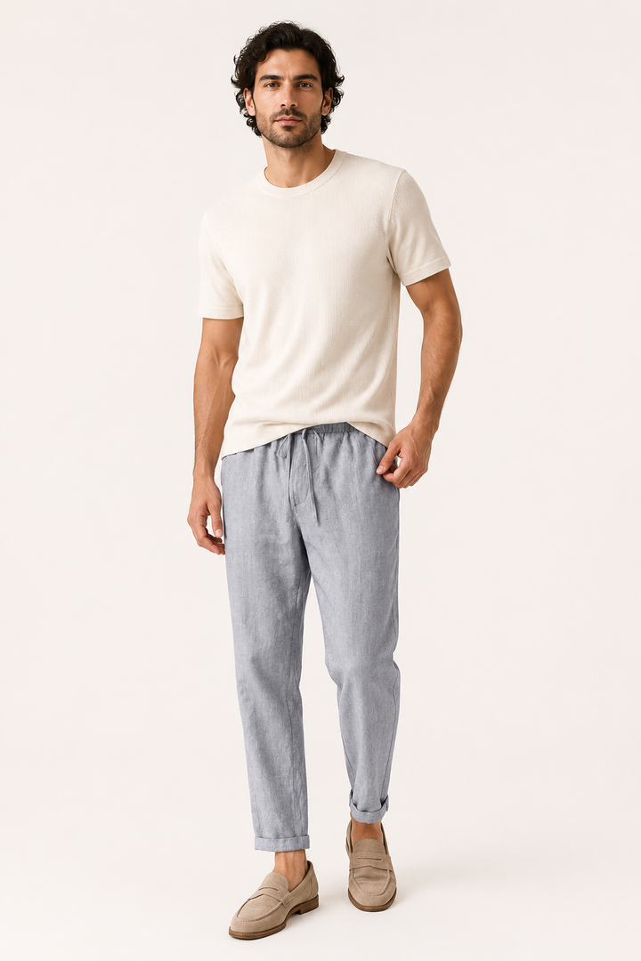 Pantalon décontracté pour hommes. Taille élastique, coupe droite. Idéal pour un look estival ou un voyage.