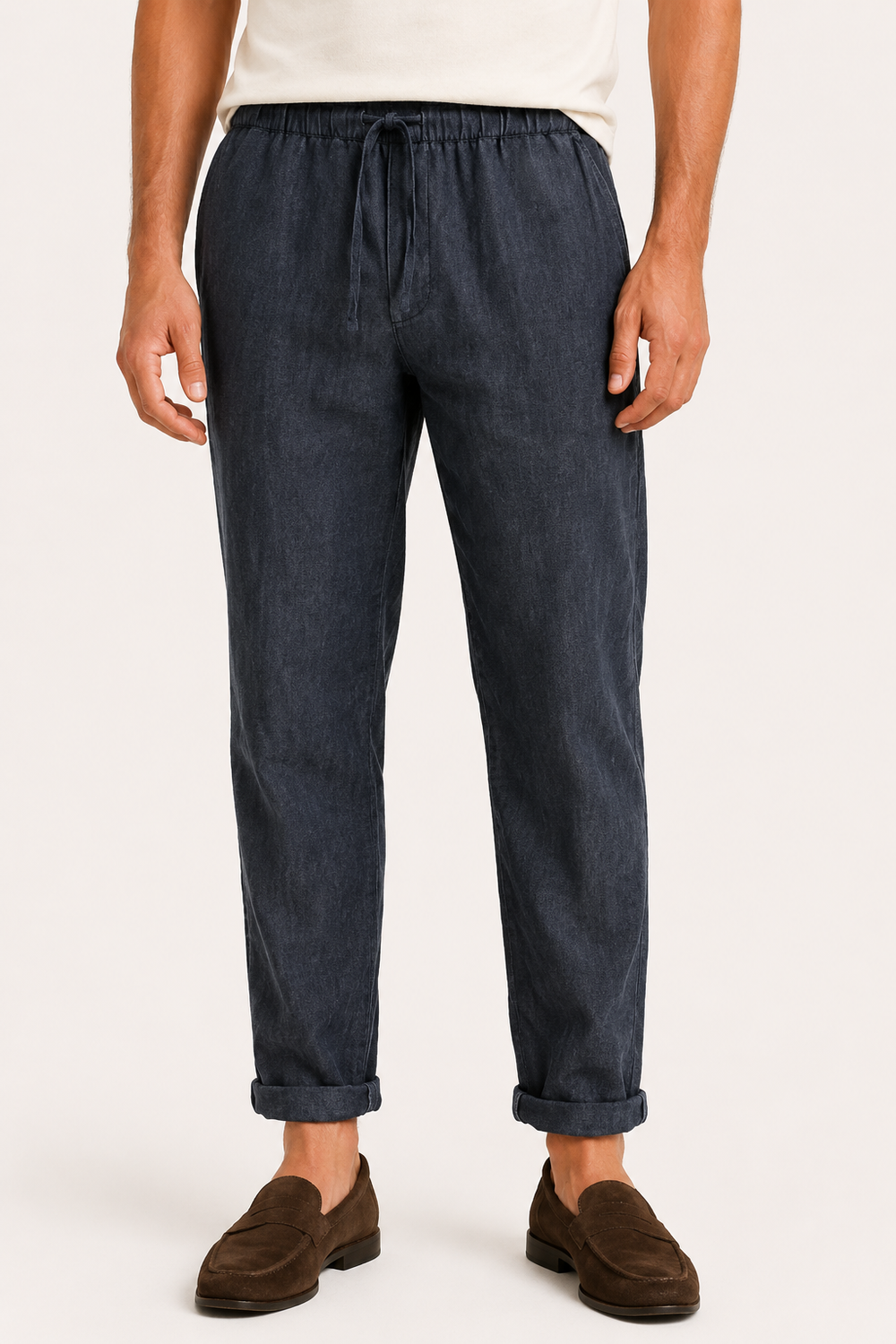 Pantalon chic décontracté pour hommes. Coupe droite moderne, taille élastique. Parfait pour l'été ou le voyage.