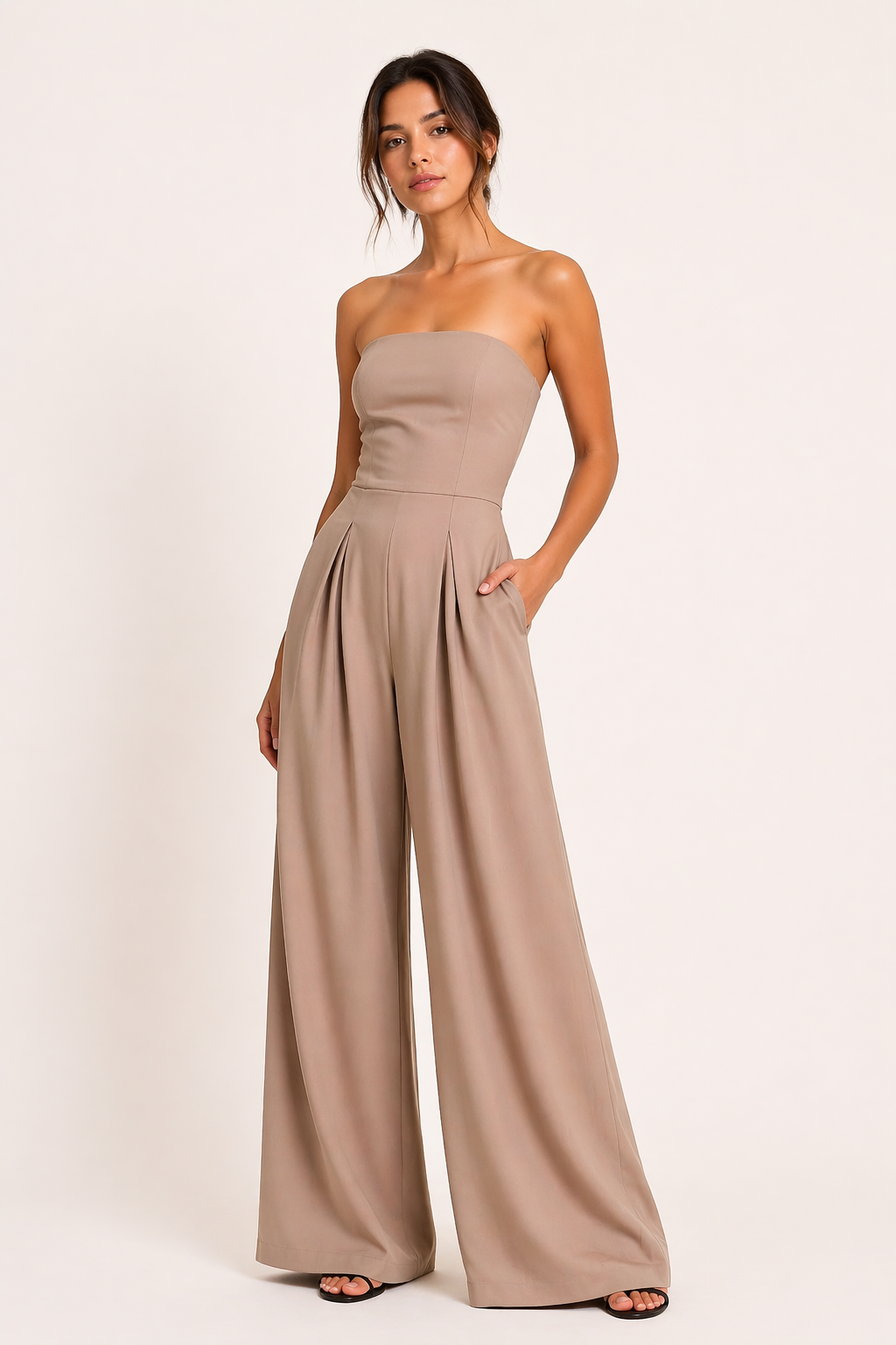 Moderne combinaison femme taille haute, jambes larges, sans bretelles. Style élégant et formel, idéal mode femme.