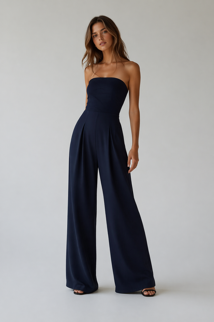 Combinaison été femme chic, sans bretelles, à jambes larges. Vêtement mode confortable pour une allure élégante.