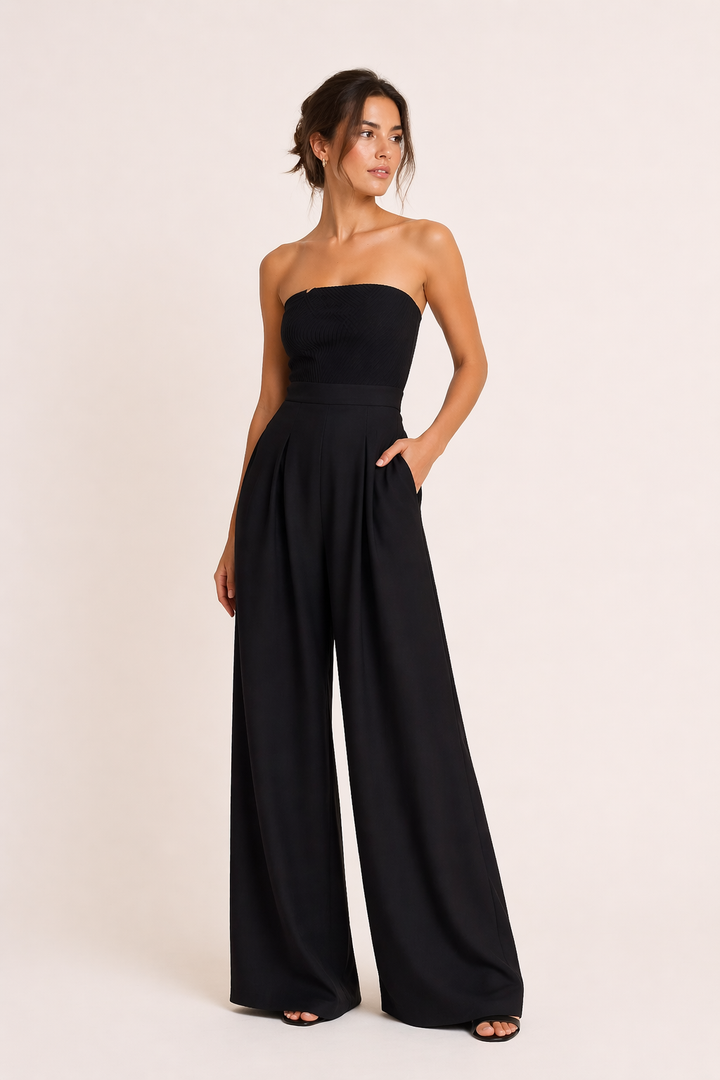 Combinaison femme élégante sans bretelles, jambes larges et taille haute. Parfaite pour une soirée chic d'été.