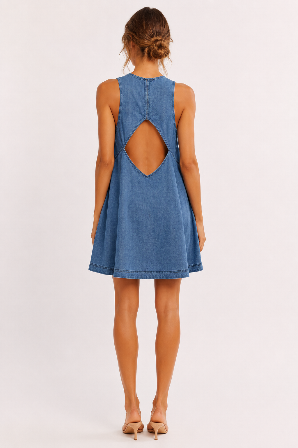 Robe d'été courte évasée pour femme, sans manches, idéale pour une tenue décontractée et tendance.
