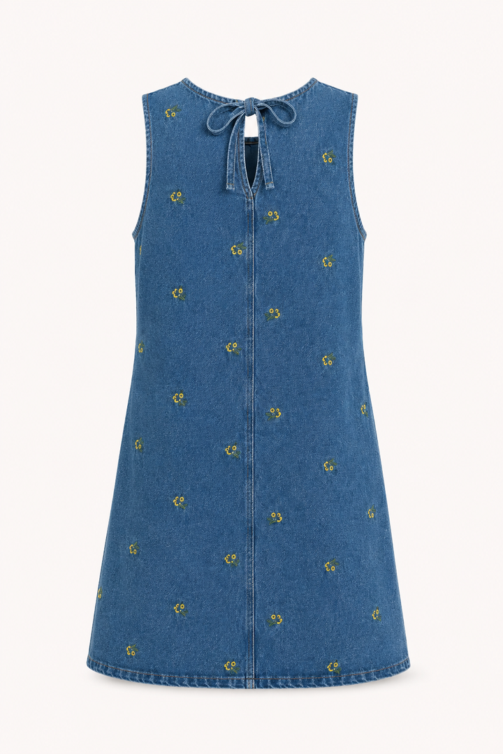 Robe femme courte décontractée et sans manches, coupe moderne. Vêtement léger et confortable pour la mode estivale.
