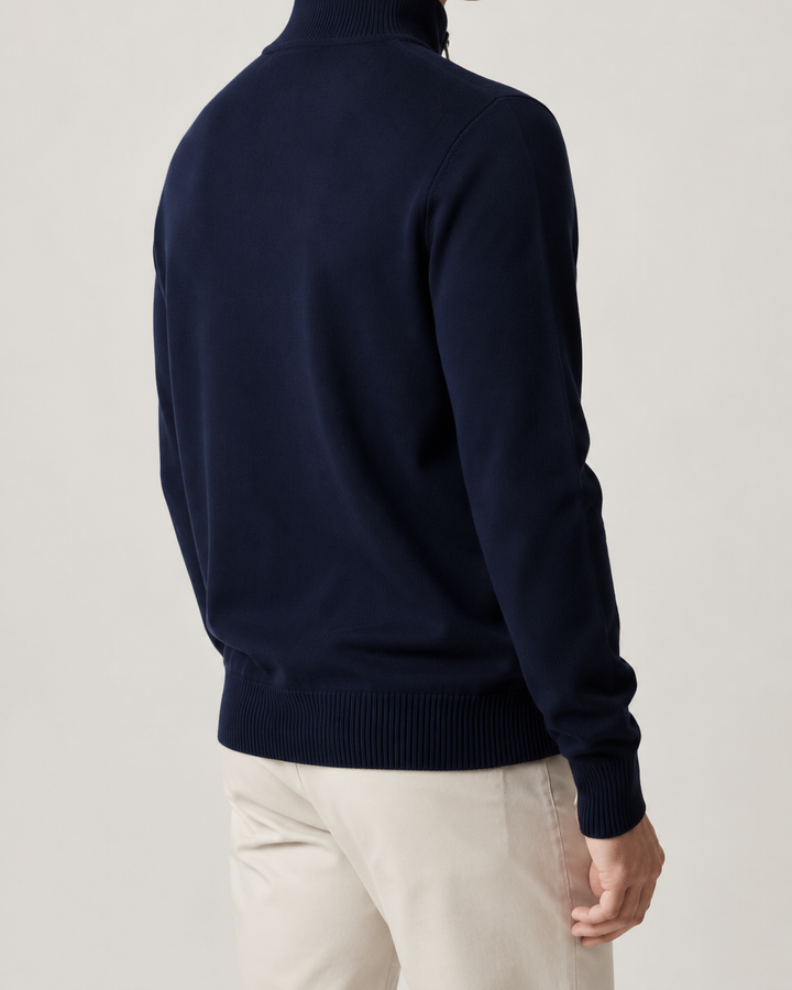 Pull homme col montant zippé, ajustement confortable, style impeccable pour toute occasion.