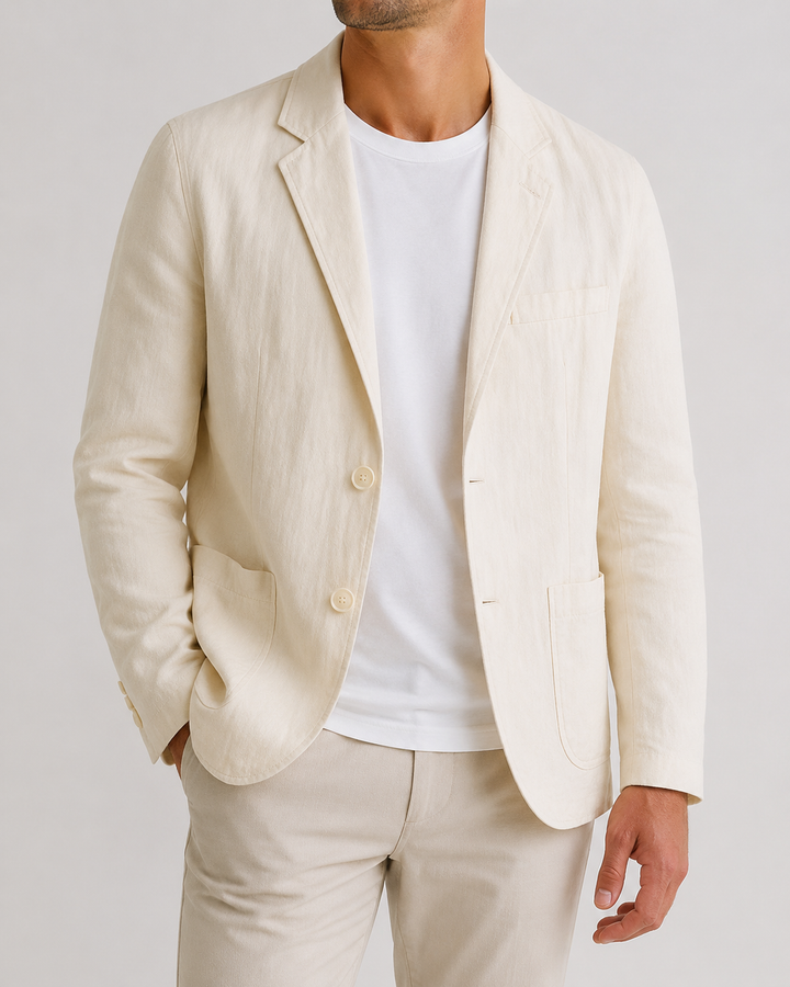 Veste homme décontractée chic, blazer d'été à deux boutons, idéal pour tenue estivale claire.