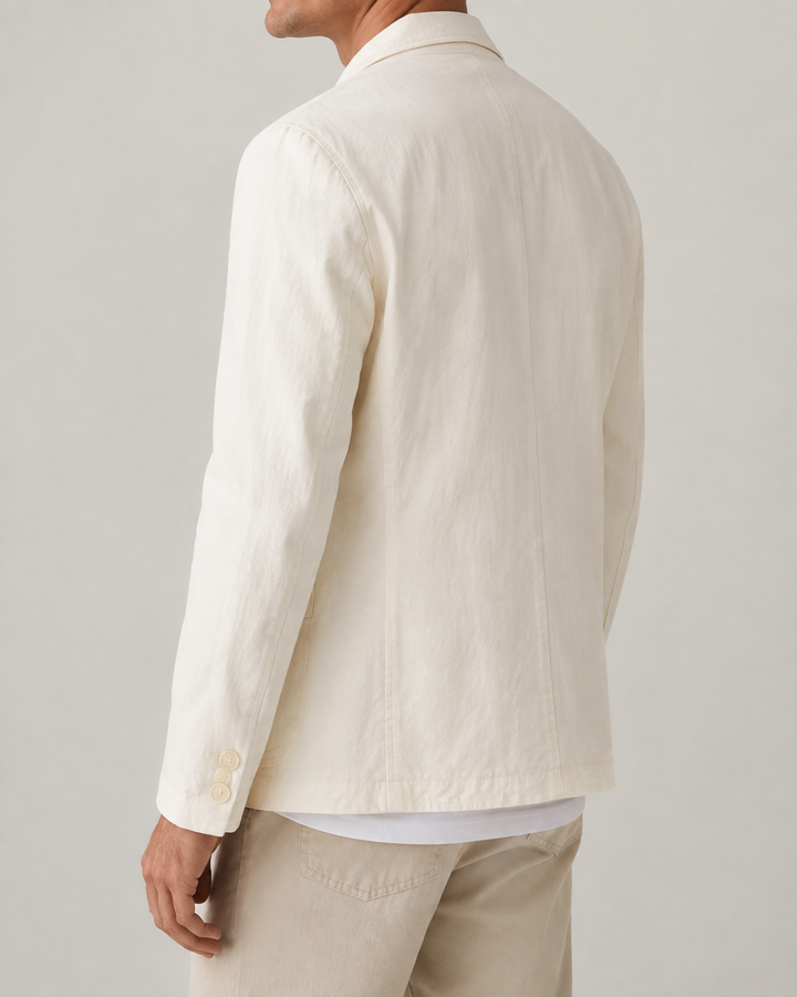 Blazer homme moderne coupe droite, deux boutons, couleur claire pour événements estivaux.