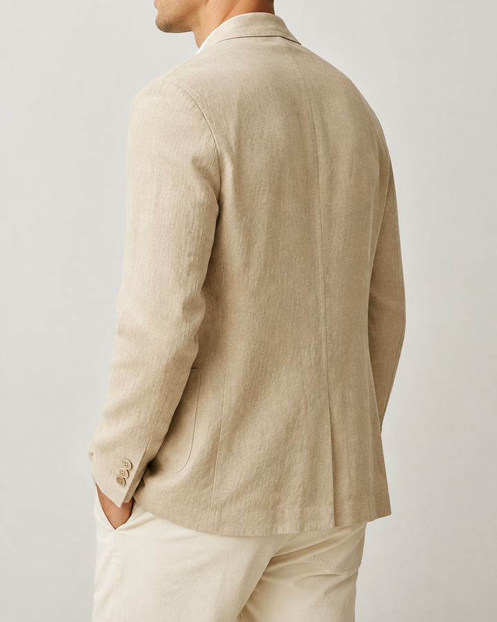 Blazer homme estival, couleur claire, deux boutons, idéal pour un style chic et décontracté.