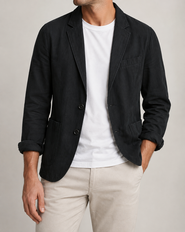 Blazer homme tendance, deux boutons, coupe droite, coloris clair pour tenue estivale chic.