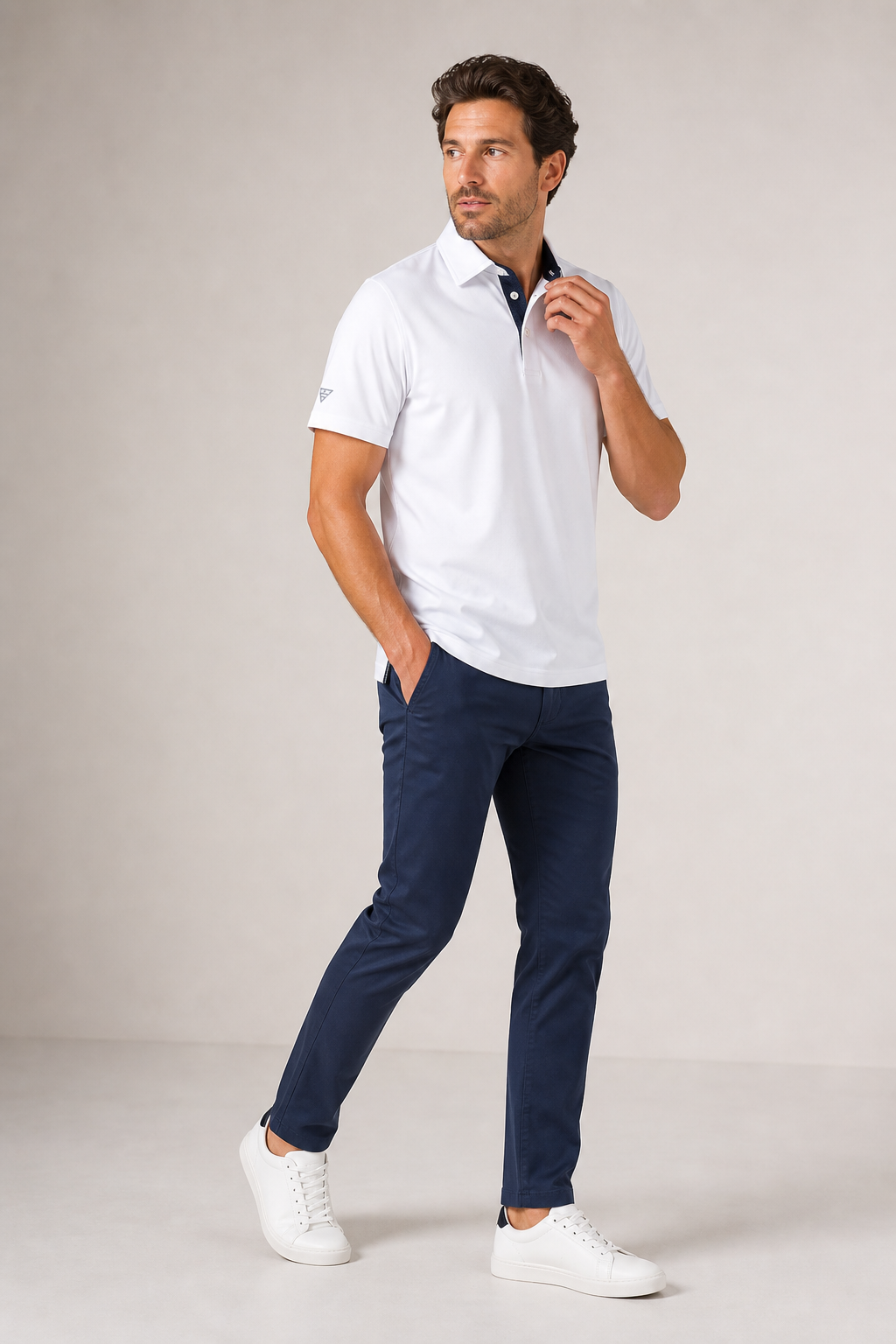 Polo homme à col classique blanc, manches courtes, tissu respirant, parfait pour un look décontracté d'été.