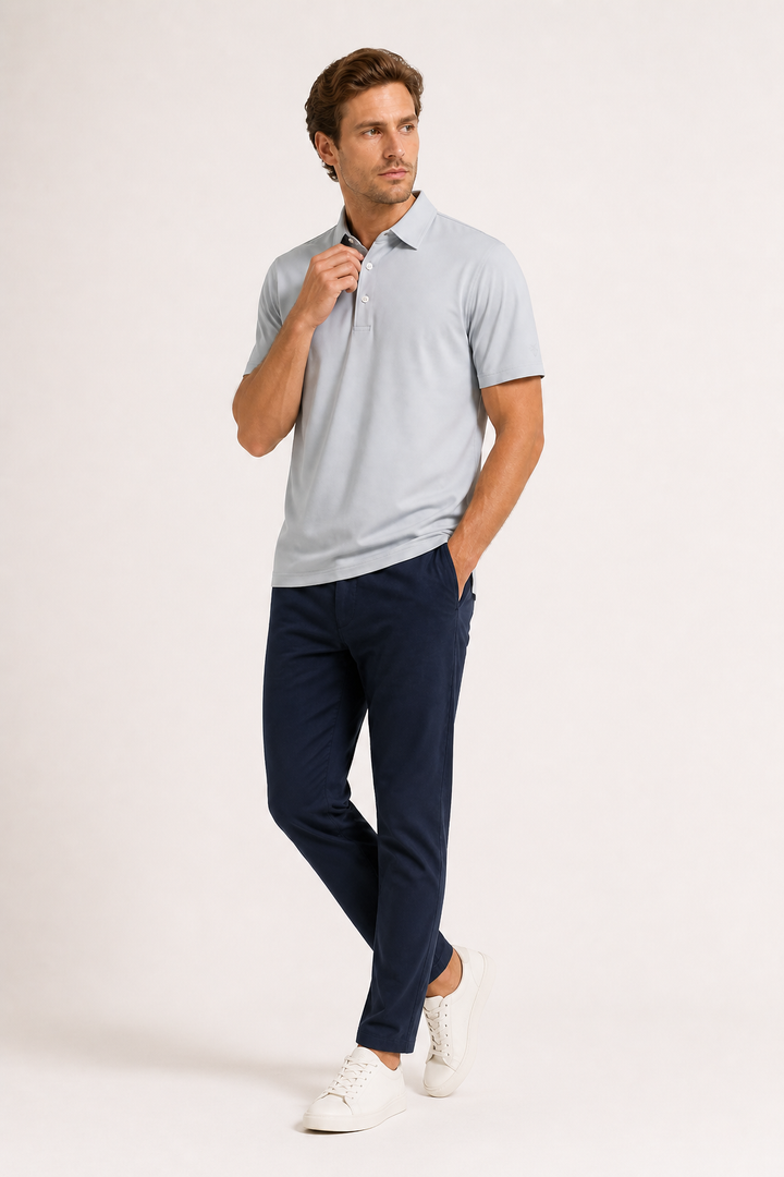 Polo classique noir pour hommes, manches courtes et col, idéal pour un style élégant et décontracté d'été.