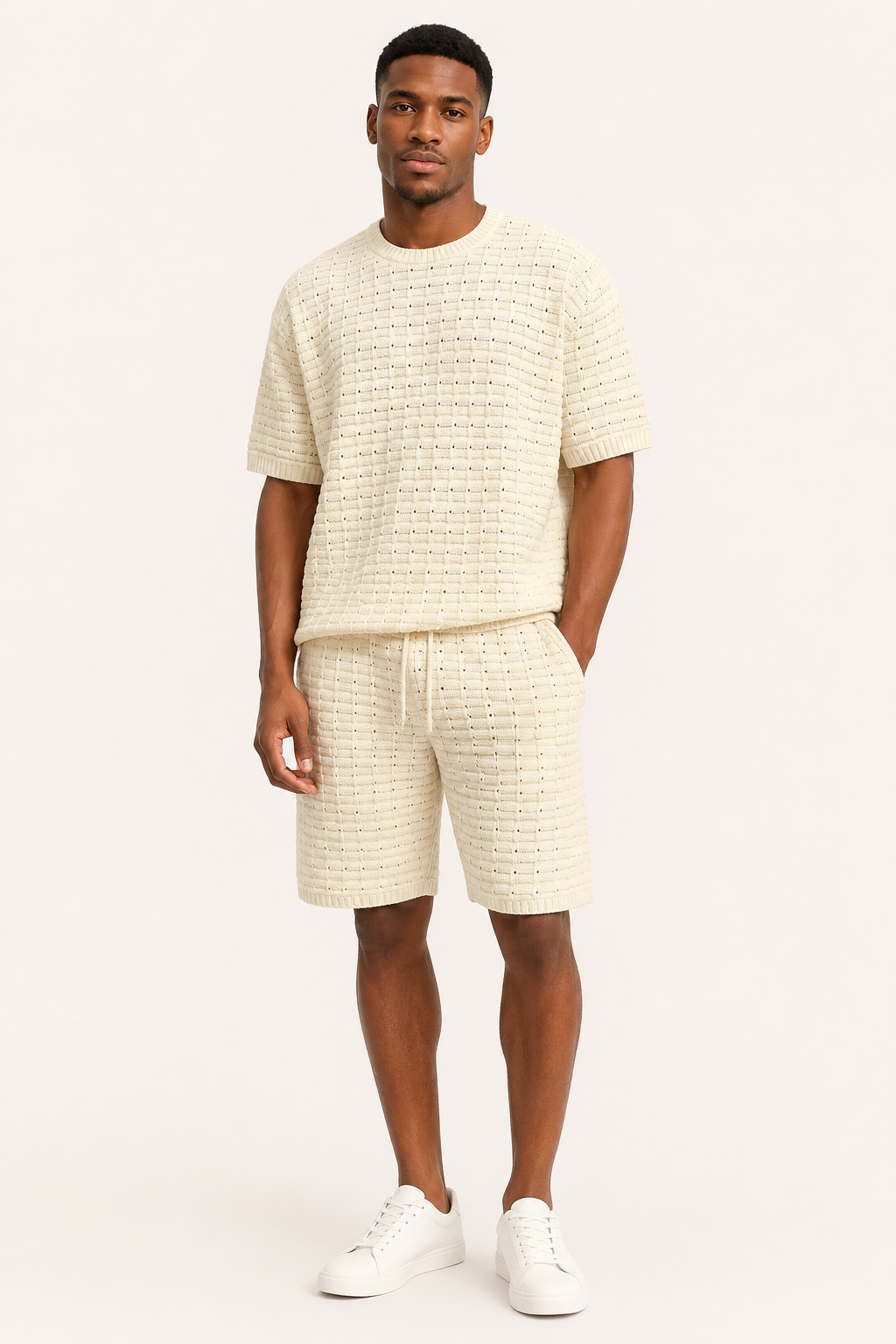 Style d'été homme: Ensemble T-shirt et short confortable, idéal pour détente et vacances.