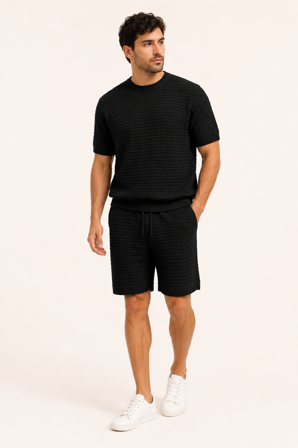 Mode masculine été: T-shirt à motifs géométriques et short décontracté, tenue confortable.