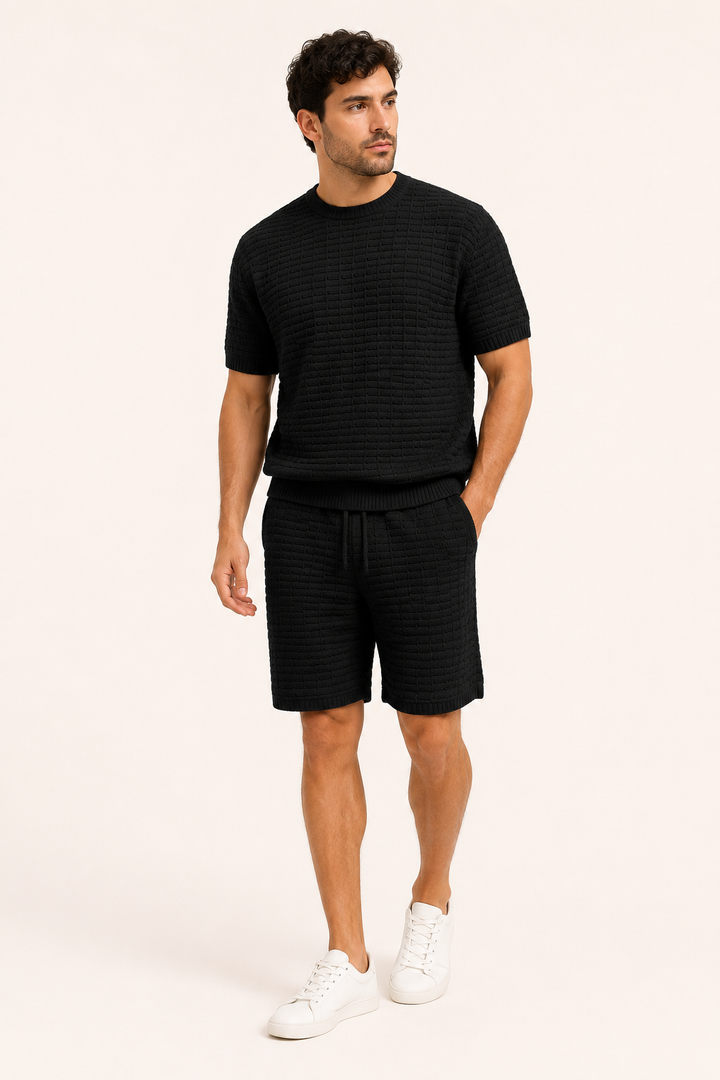 Mode masculine été: T-shirt à motifs géométriques et short décontracté, tenue confortable.