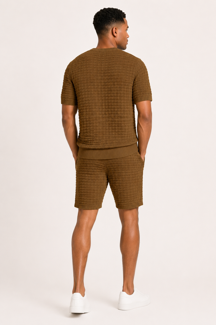 Tenue été homme confortable, T-shirt et short décontracté, idéal pour vacances et loisirs.