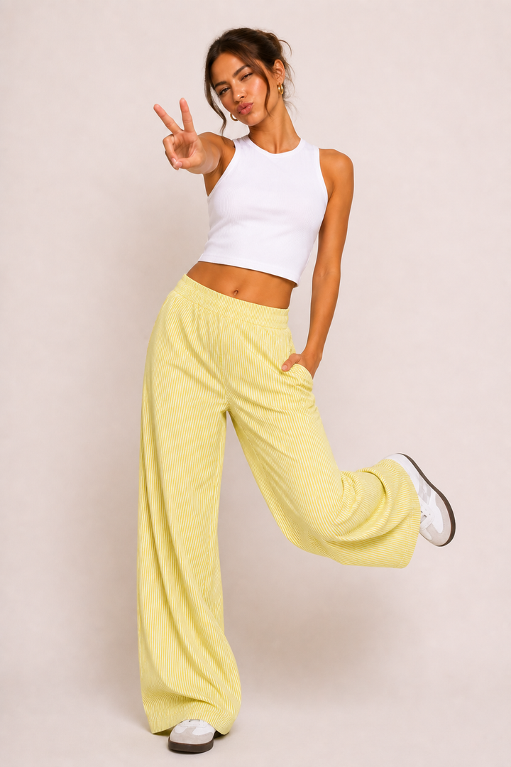 Pantalon femme rayé, coupe décontractée et ample. Élégant pour le quotidien, parfait printemps/été avec style.