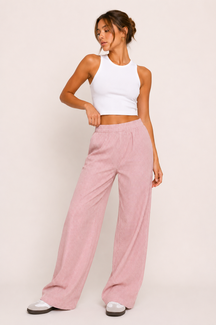 Détail du tissu rayé d'un pantalon femme décontracté, coupe large et confortable. Mode printemps-été.