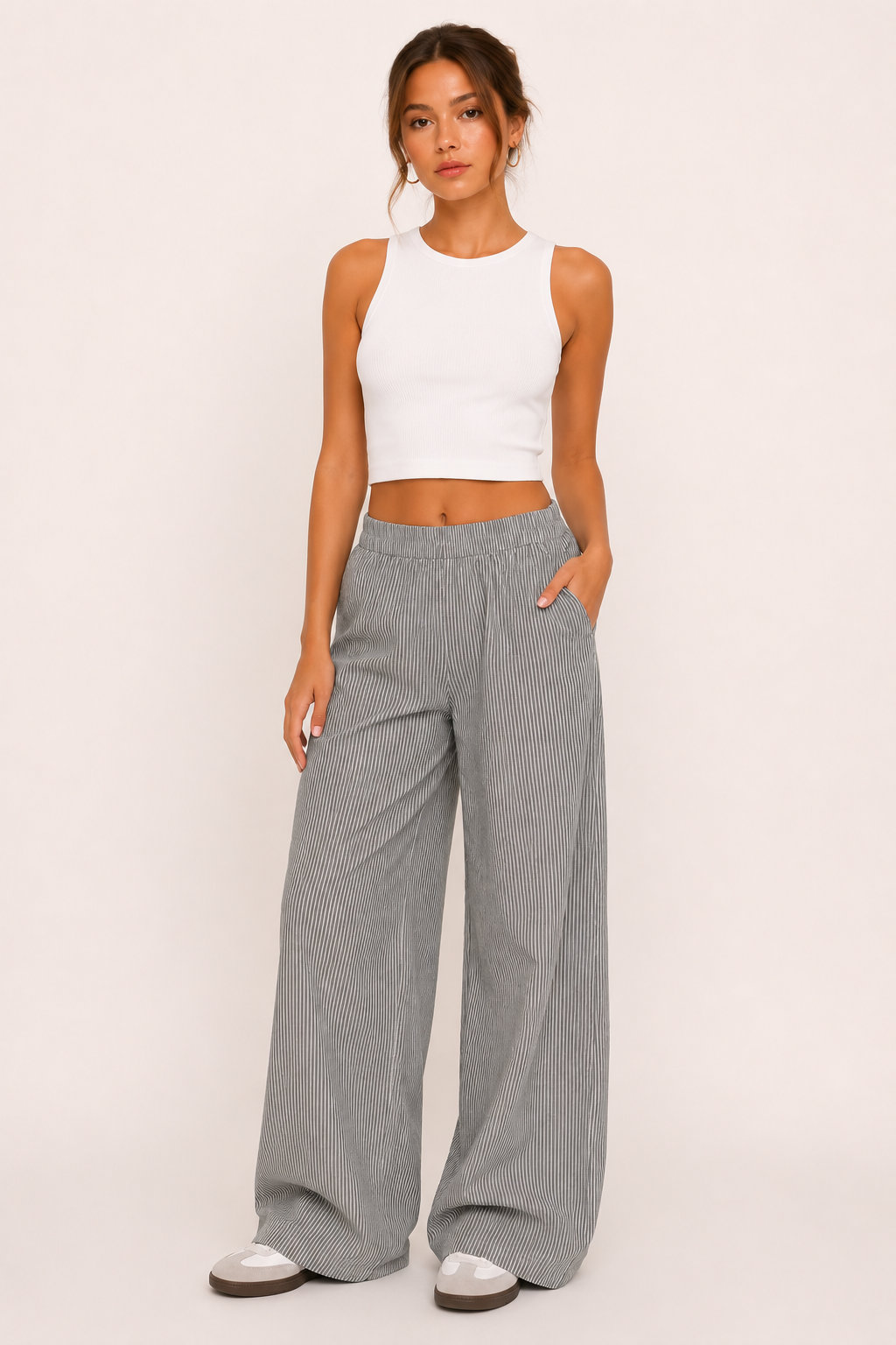 Femme portant un pantalon large rayé, pour un look estival décontracté et chic. Confortable et tendance.