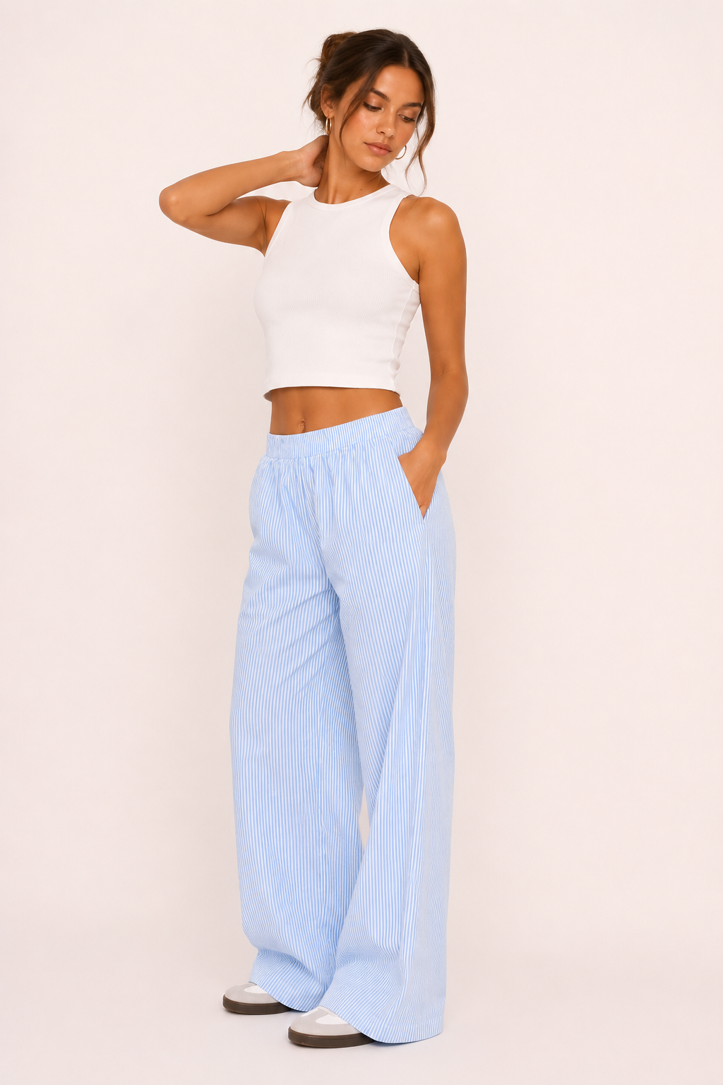 Pantalon femme décontracté à rayures, coupe large et taille élastique. Confortable et léger pour la mode casual.