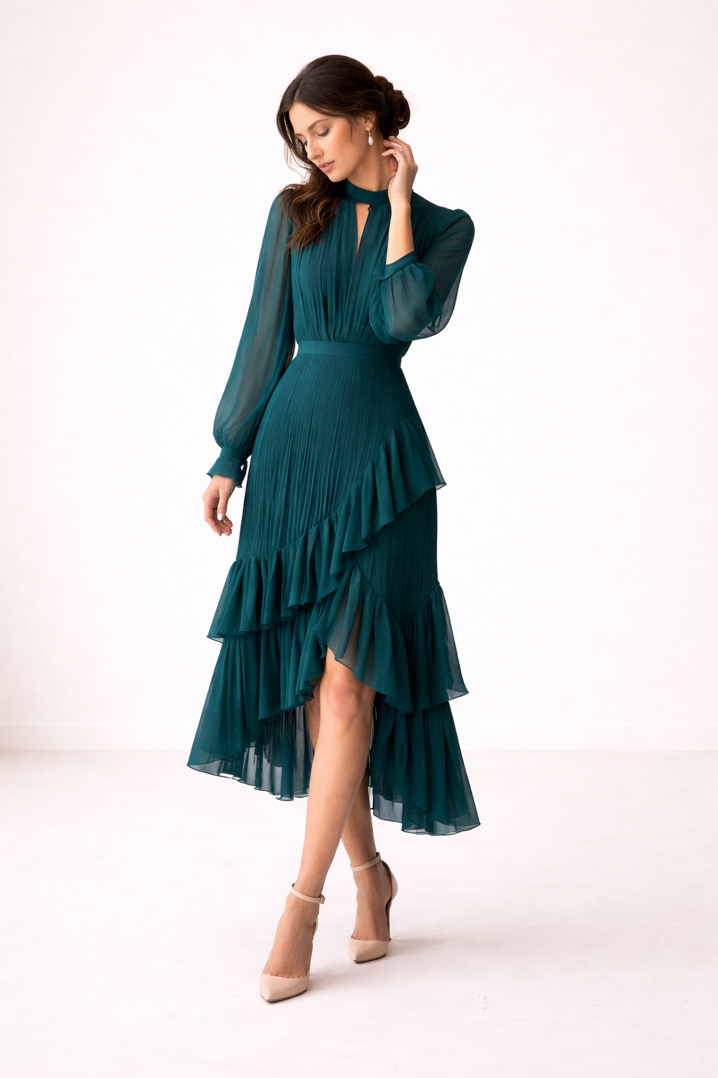 Zoom sur le délicat plissé d'une robe midi femme à manches longues, texture douce, style élégant et décontracté.