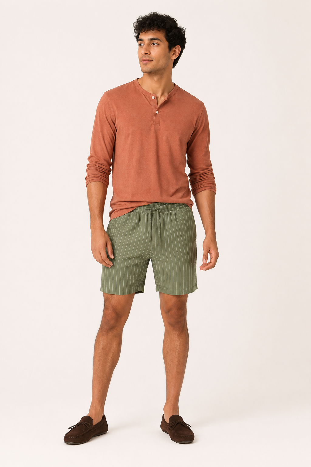 Short homme décontracté léger avec cordon élastique, idéal pour un confort estival et look casual.