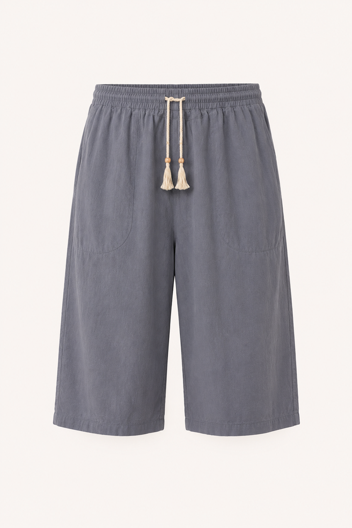 Homme portant pantalon court décontracté, idéal pour l'été, la plage ou les vacances, taille élastique.