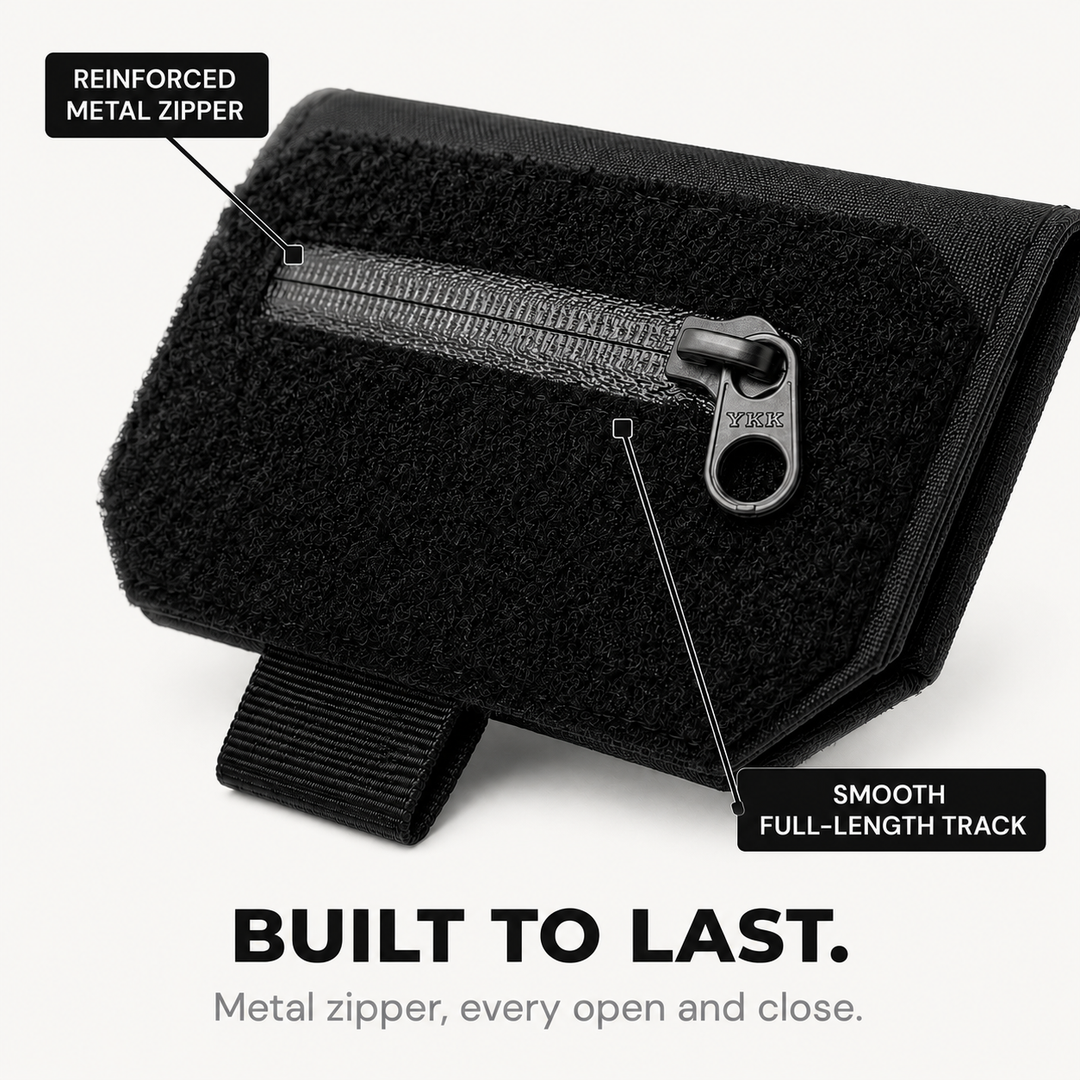 Personne portant le portefeuille de ceinture SLIMSAFE sous un t-shirt, montrant sa discrétion et son confort.
