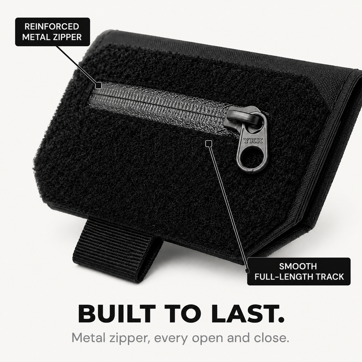 Personne portant le portefeuille de ceinture SLIMSAFE sous un t-shirt, montrant sa discrétion et son confort.