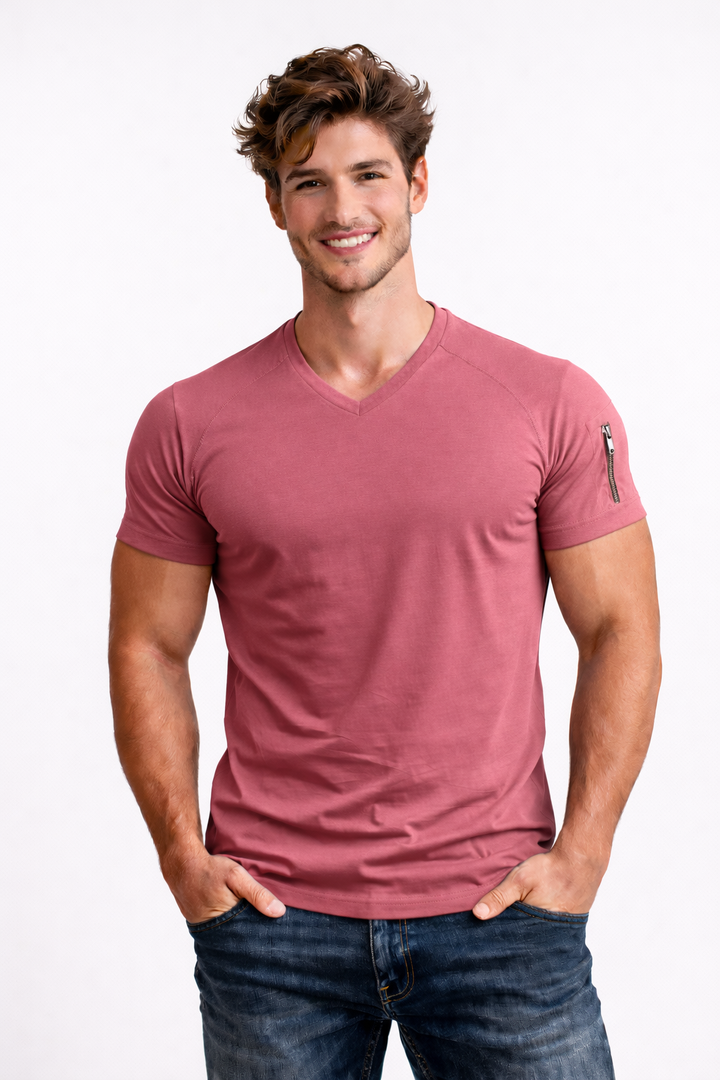 T-shirt homme col V idéal pour un look décontracté. Confortable pour le sport ou les sorties estivales.