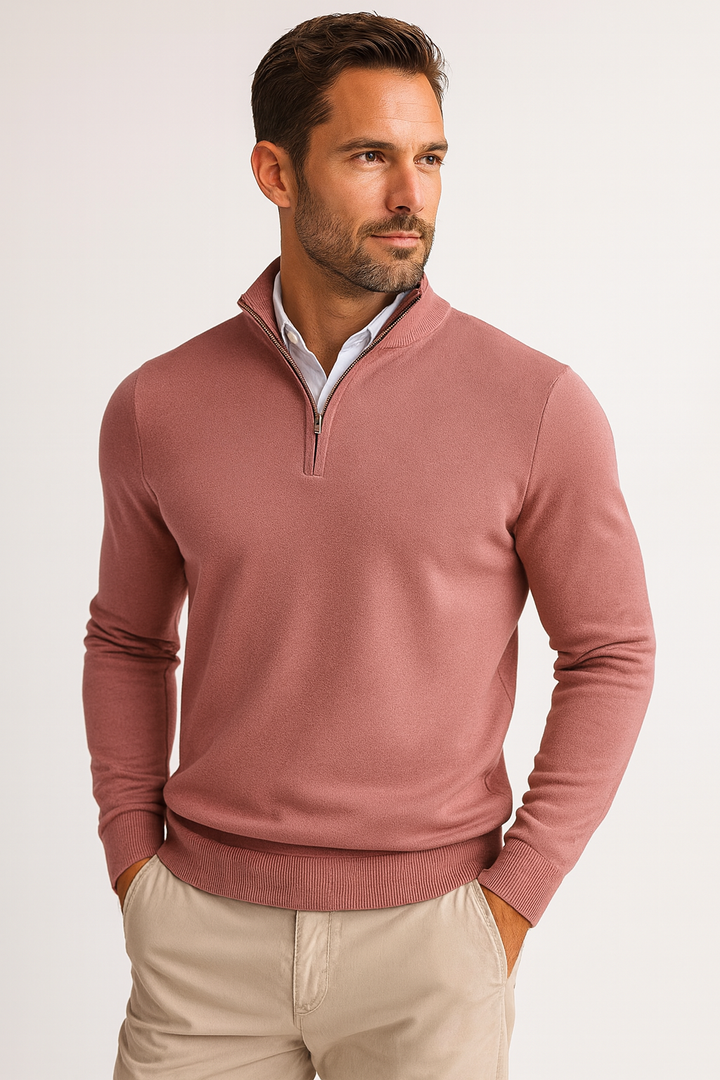 Homme portant un pull à col zippé. Look élégant et décontracté, coupe moderne.