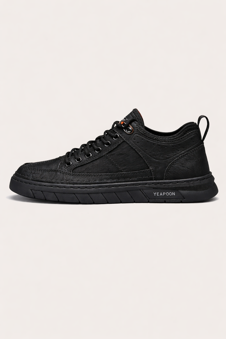 Baskets hommes noires élégantes effet cuir, parfaites pour un style urbain décontracté et chic.
