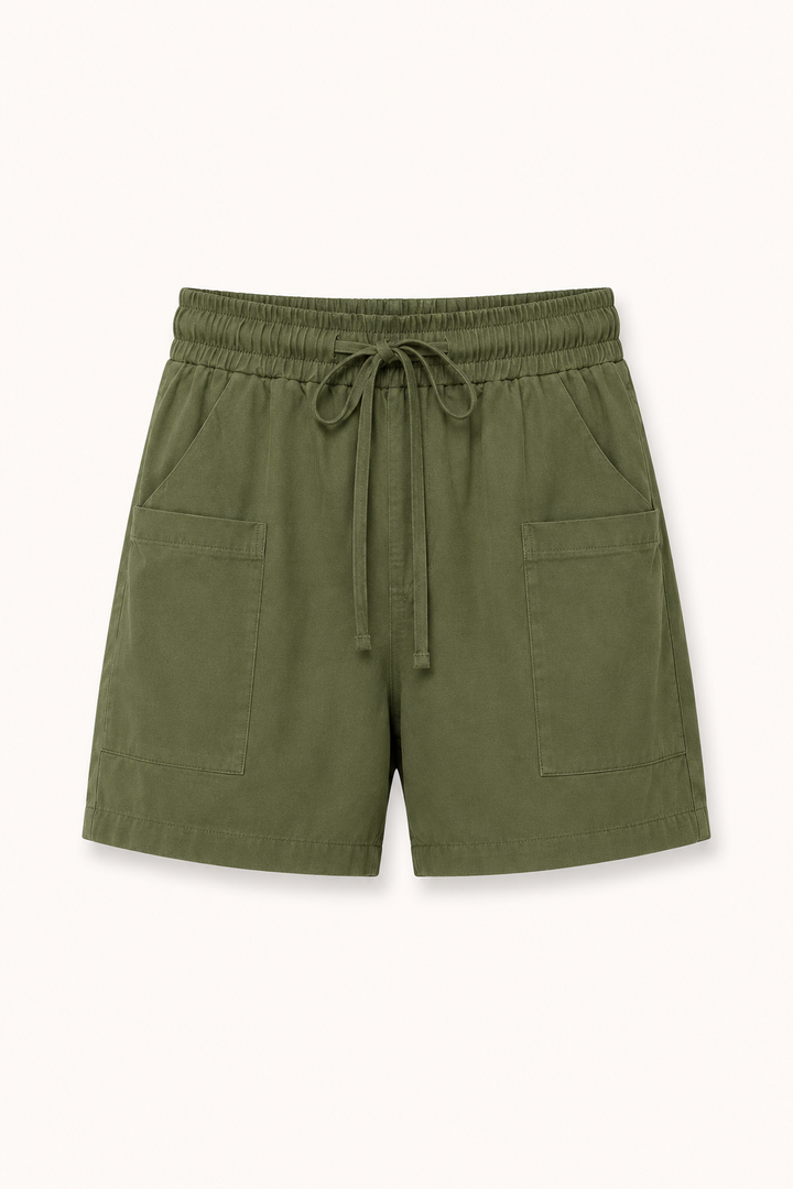 Short d'été femme, style décontracté avec poches pratiques, un essentiel pour la mode féminine.