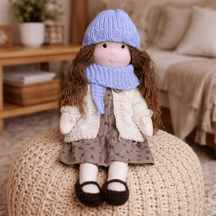 Poupée Waldorf en tissu naturel, jouet doux et peluche pour enfant.