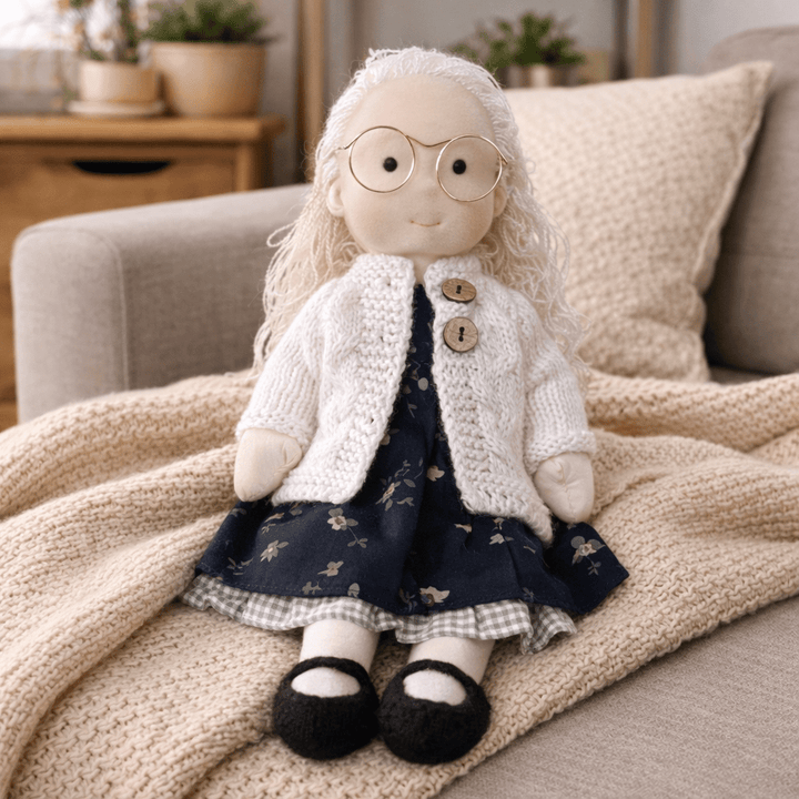 Jouet enfant doux : poupée Waldorf en matériaux naturels, fait main.