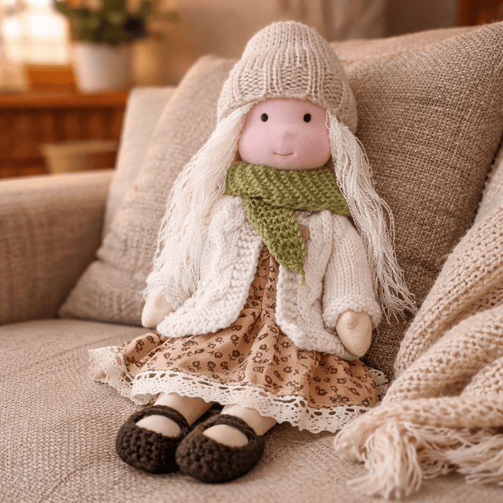 Poupée Waldorf en coton, jouet éducatif et créatif pour enfant.