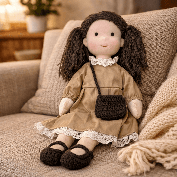 Confortable poupée Waldorf artisanale, idéale pour câlins d'enfant.