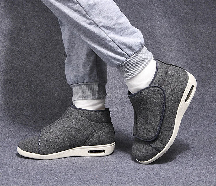 Vue latérale des chaussures d'hiver orthopédiques unisexe, doublées et larges, confortables pour la marche.