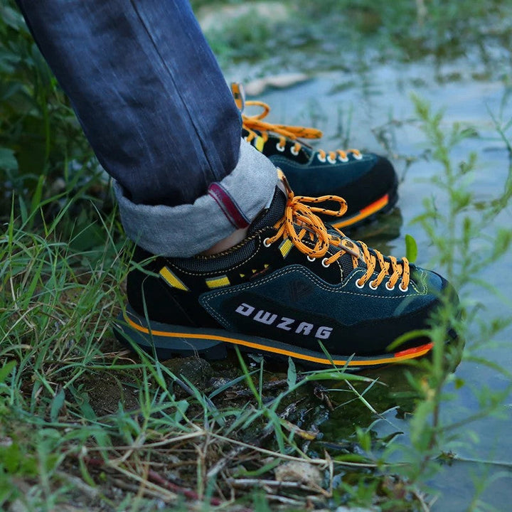 Chaussures randonnée homme en cuir PU, amorti supérieur et semelle antidérapante pour un trekking sûr.