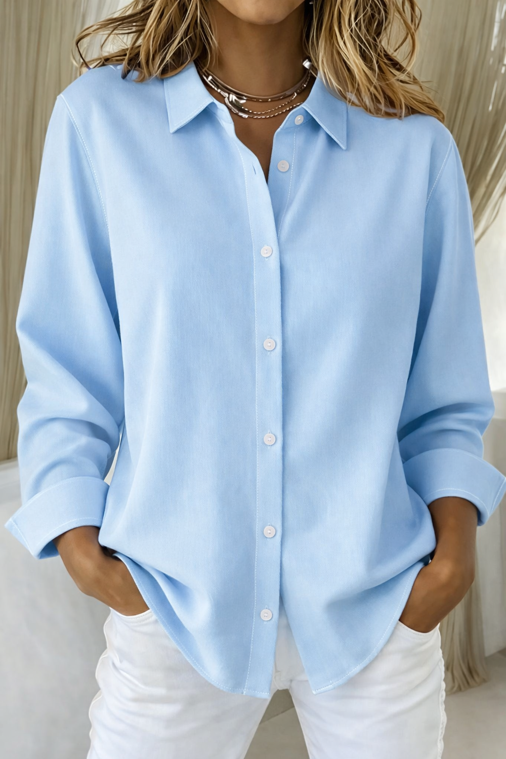 Top femme élégant grandes tailles. Blouse boutonnée multicolore, idéale pour un look frais et moderne printemps-été.