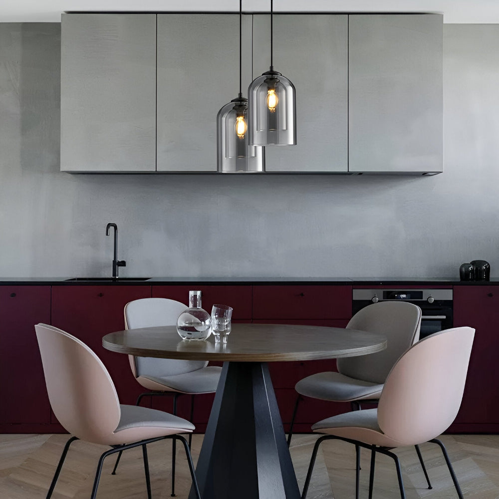 Luminaire suspendu contemporain en verre double pour un éclairage doux et moderne.