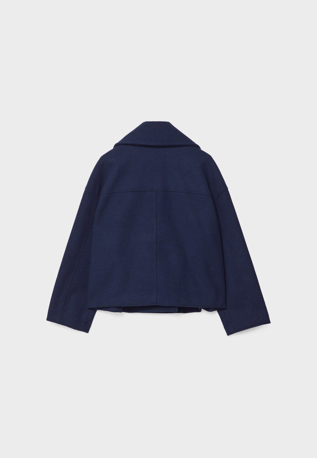 Veste courte femme, double boutonnage, coupe moderne et chic pour un look élégant urbain.