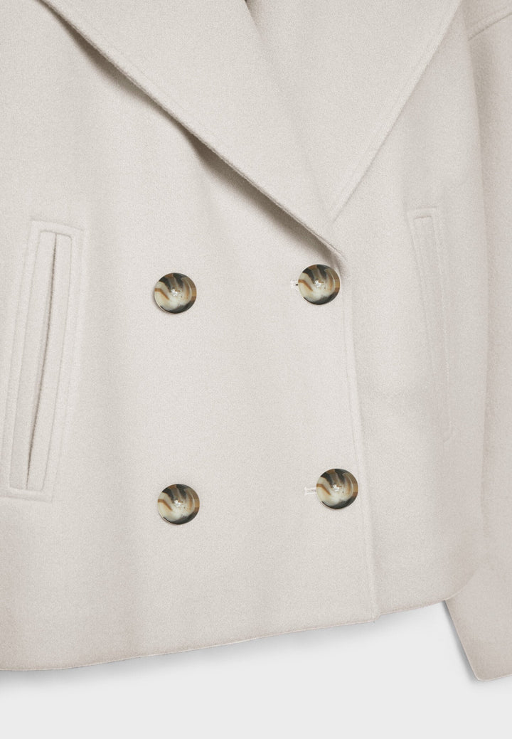 Veste élégante femme, double boutonnage, coupe tailleur, idéale pour un look urbain moderne.