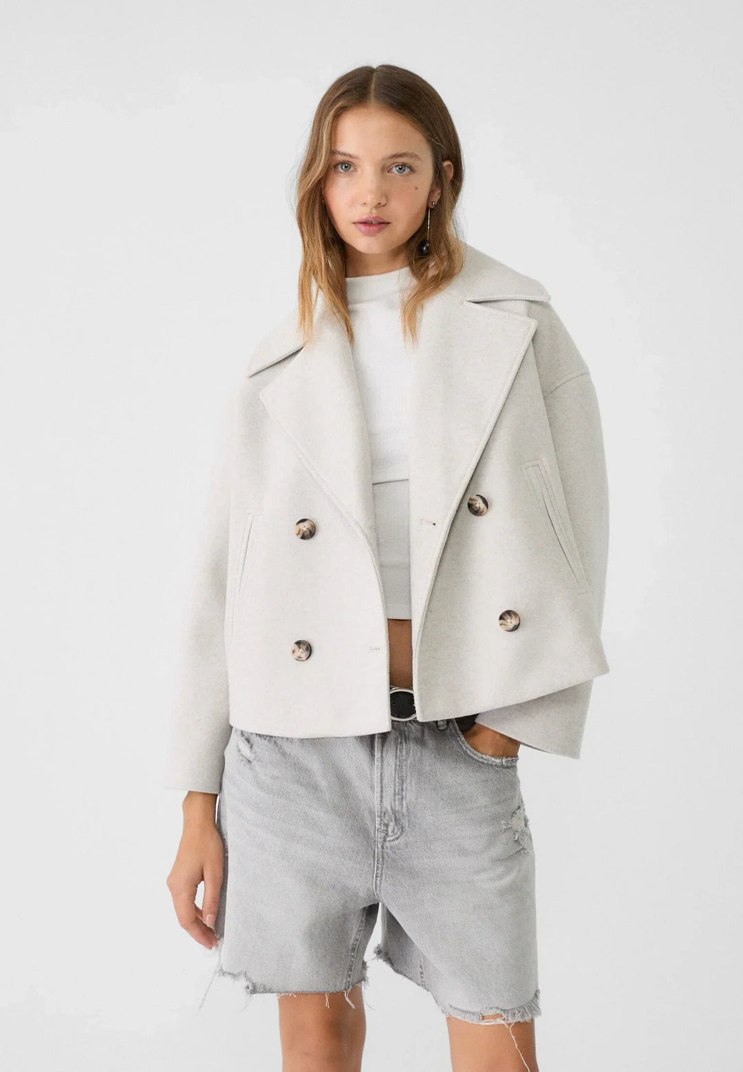 Peacoat femme moderne, coupe tailleur élégante, double boutonnage pour un style chic.