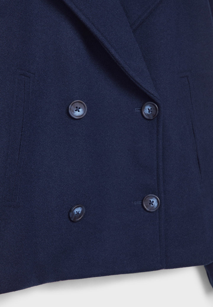 Peacoat femme chic, double boutonnage, coupe moderne, pour une élégance intemporelle.