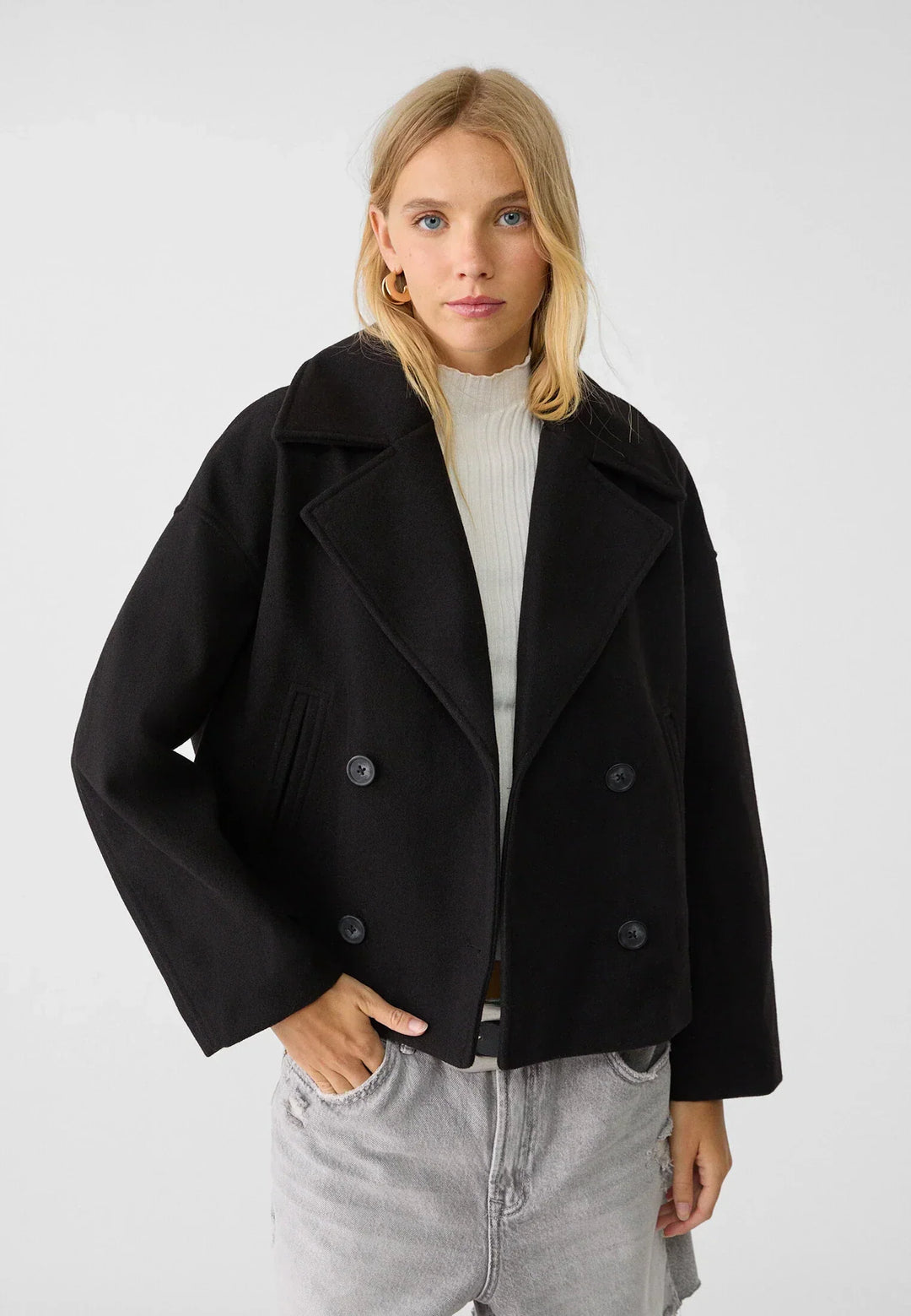 Veste chic femme, double boutonnage, coupe moderne, parfaite pour un look urbain printanier.