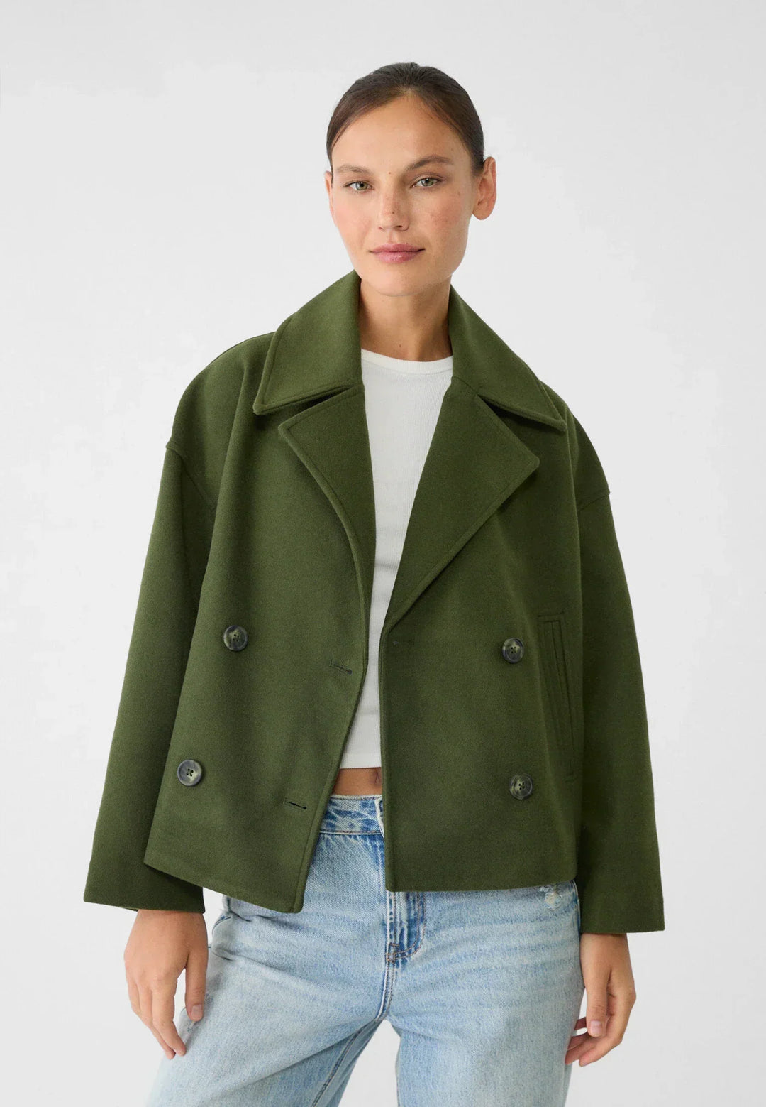 Blazer femme courte élégante, double boutonnage, mode féminine sophistiquée, idéale automne.