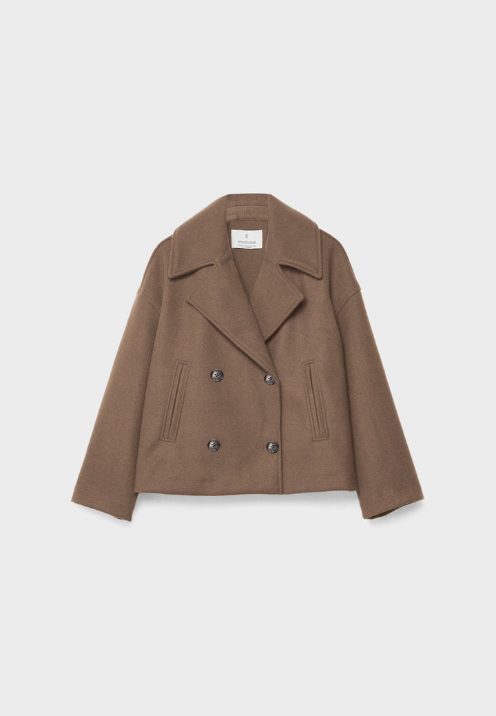 Peacoat femme chic, double boutonnage, coupe moderne, idéale pour un style élégant et décontracté.
