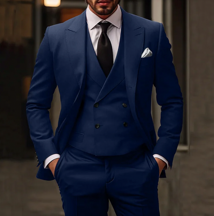 Tenue professionnelle homme : costume slim fit 3 pièces. Veste, gilet, pantalon. Parfait pour affaires ou événements formels.