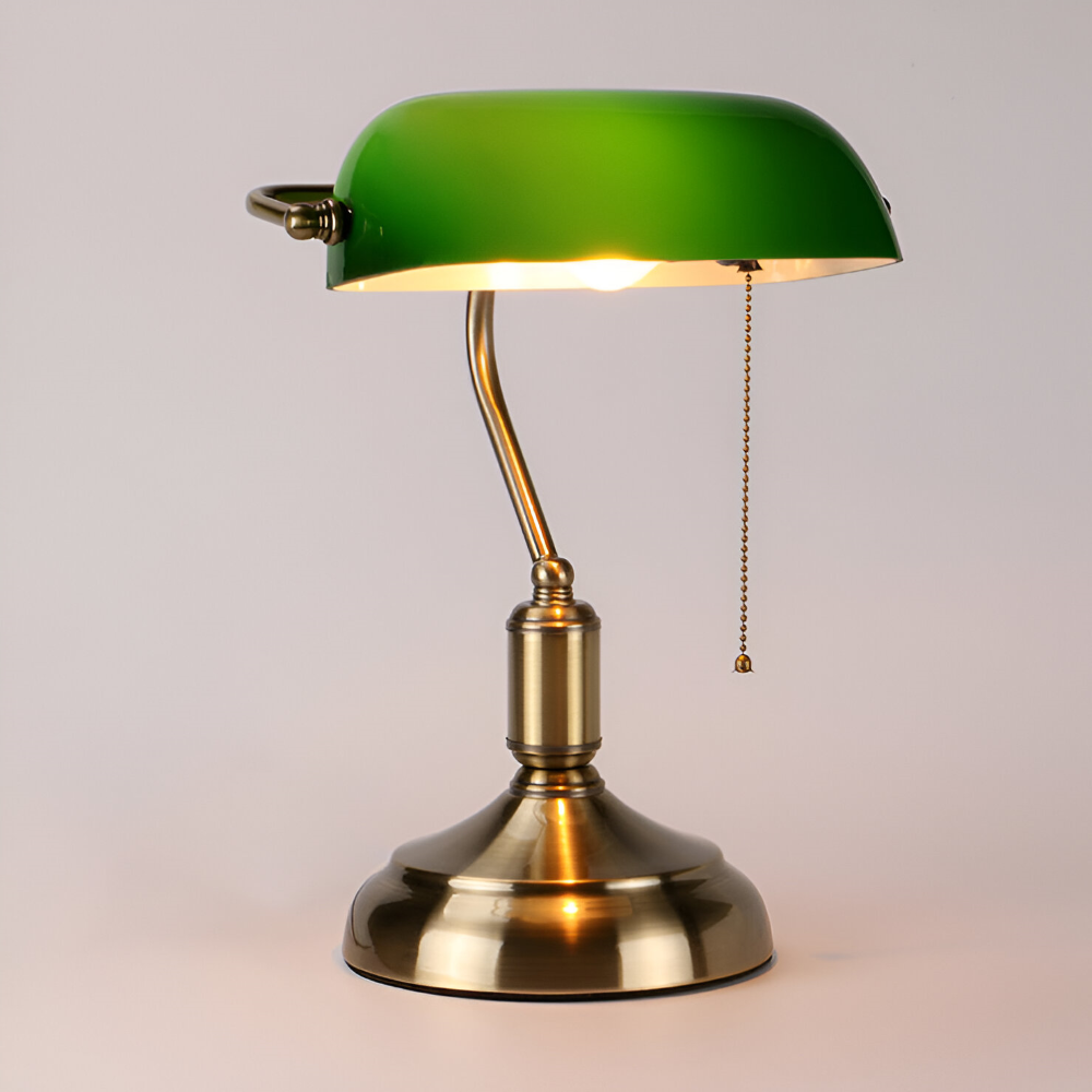 Lampe de bureau vintage verte avec abat-jour classique, idéale pour éclairage de travail chic et décoration rétro.