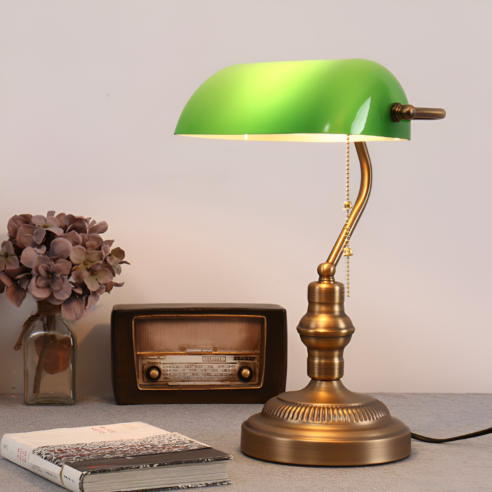 Élégante lampe de table classique en laiton et abat-jour vert. Éclairage intérieur design rétro pour bureau.