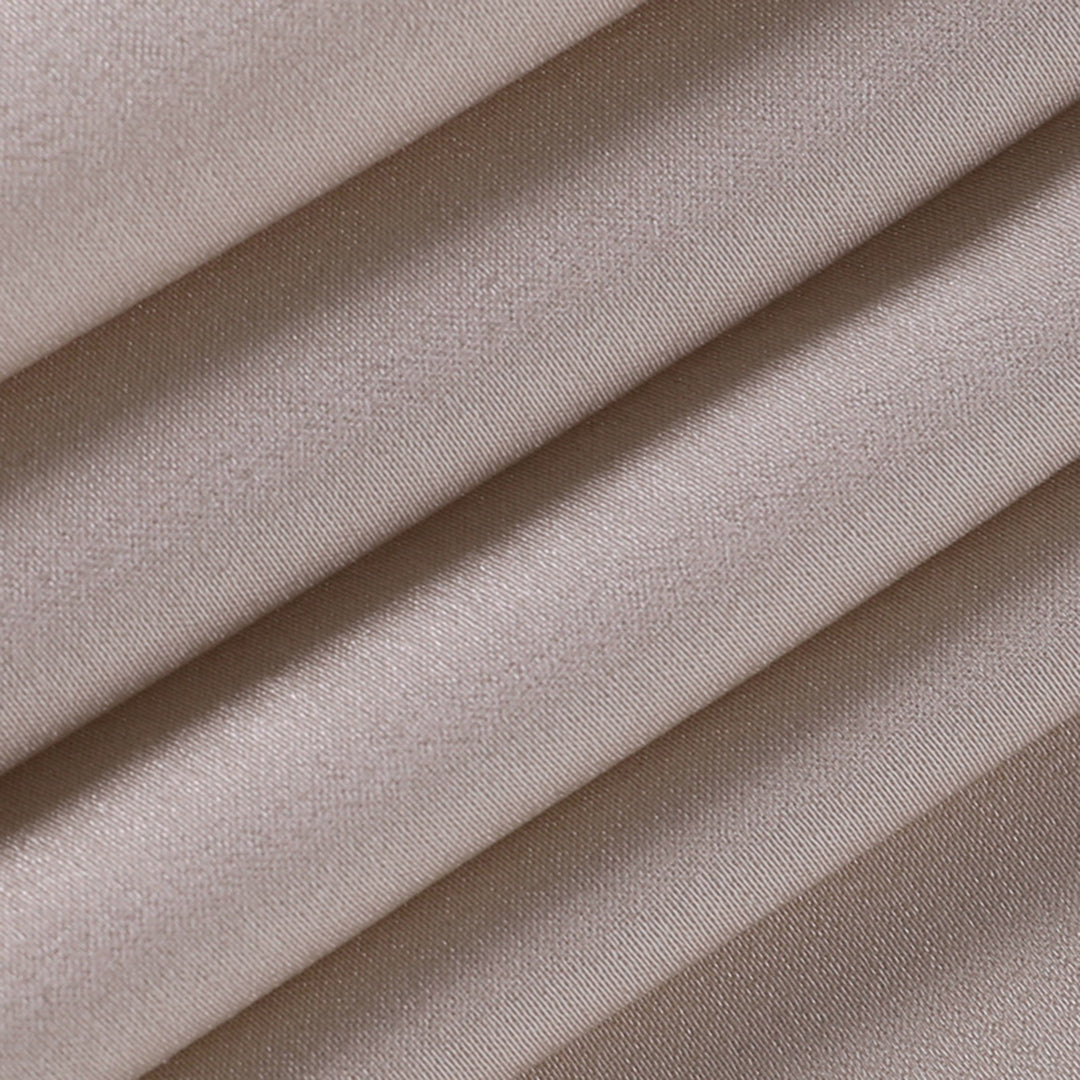 Robe femme Cléa, coupe midi chic et fluide, pour une élégance polyvalente.
